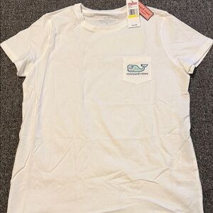 Vineyard Vines tshirt
Womens medium